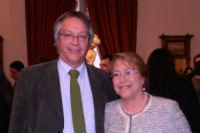 Dr. Óscar Arteaga junto a la Presidenta Michelle Bachelet
