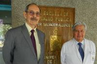 Prof. Aníbal Faúndes junto al Dr. Ramiro Molina, académico Programa Salud y Comunidad ESP.