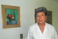 Dra. Taucher junto a uno de los cuadros del artista Mario Carreño.