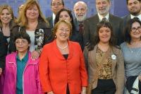 Dr. Alberto Minoletti junto a la comisión y a la Presidenta Michelle Bachelet.