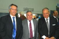 Dr. Óscar Arteaga; junto al rector de la UCh y el nuevo director del HCUCH.