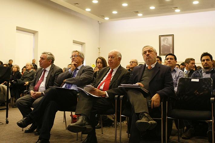 Los ex ministros de Salud Jaime Mañalich y Jorge Jiménez de la Jara, presentaron sus visiones sobre este documento.