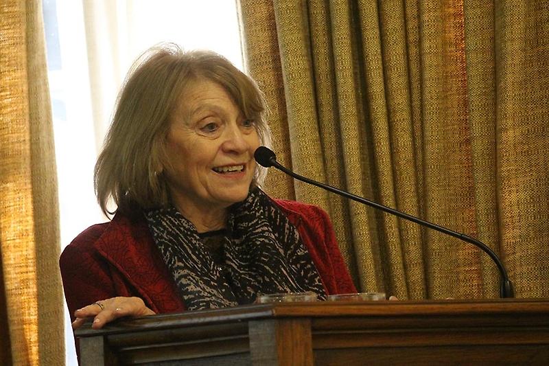 La Dra. Gloria López, académica de la U. de Chile y miembro de la Academia, destacó el trabajo del Dr. Molina y sus aportes a la disciplina.