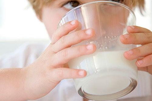El aumento del consumo de leche por niños y mujeres embarazadas fue fundamental en el combate de la desnutrición infantil.