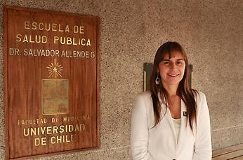 Verónica Iglesias, directora de la Escuela de Salud Pública de la Universidad de Chile, fue la encargada de dar la bienvenida a los nuevos estudiantes.