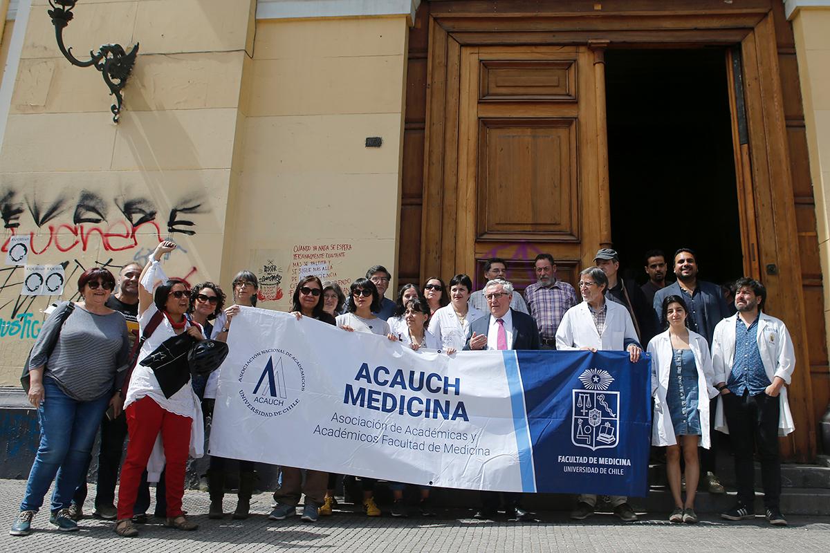 Académicos y académicas de la Facultad de Medicina entregaron una carta en La Moneda repudiando y exigiendo el término de las prácticas policiales que afectan la salud.